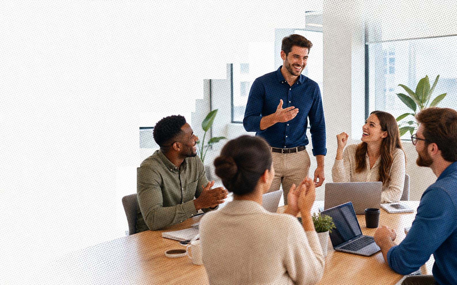 Equipe commerciale souriante en réunion après avoir conclu une opportunité qualifiée